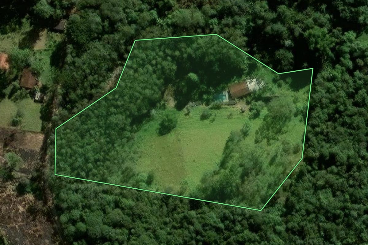 Imagem de satélite do imóvel rural em Ibiúna (SP), com o contorno declarado no CAR desenhado por cima.
