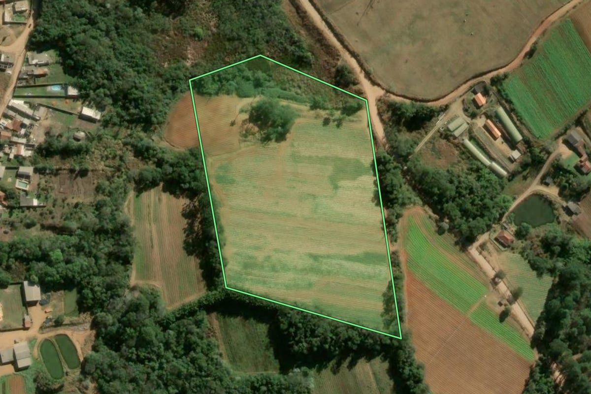 Imagem de satélite do imóvel rural em Ibiúna (SP), com o contorno declarado no CAR desenhado por cima.