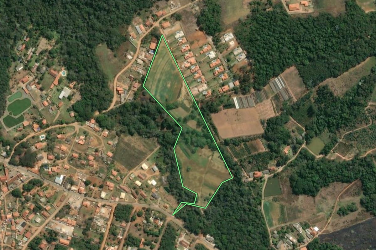 Imagem de satélite do imóvel rural em Ibiúna (SP), com o contorno declarado no CAR desenhado por cima.