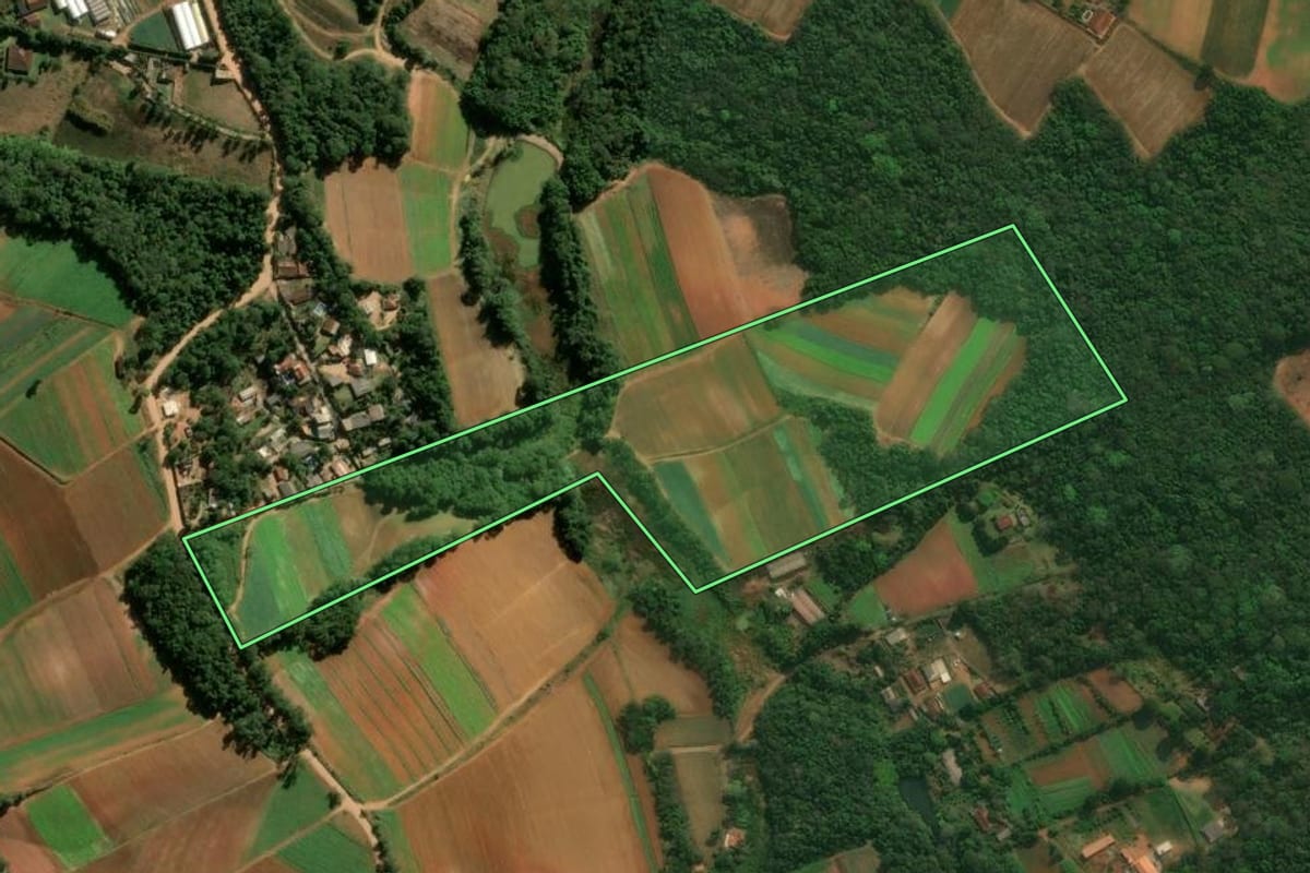 Imagem de satélite do imóvel rural em Ibiúna (SP), com o contorno declarado no CAR desenhado por cima.