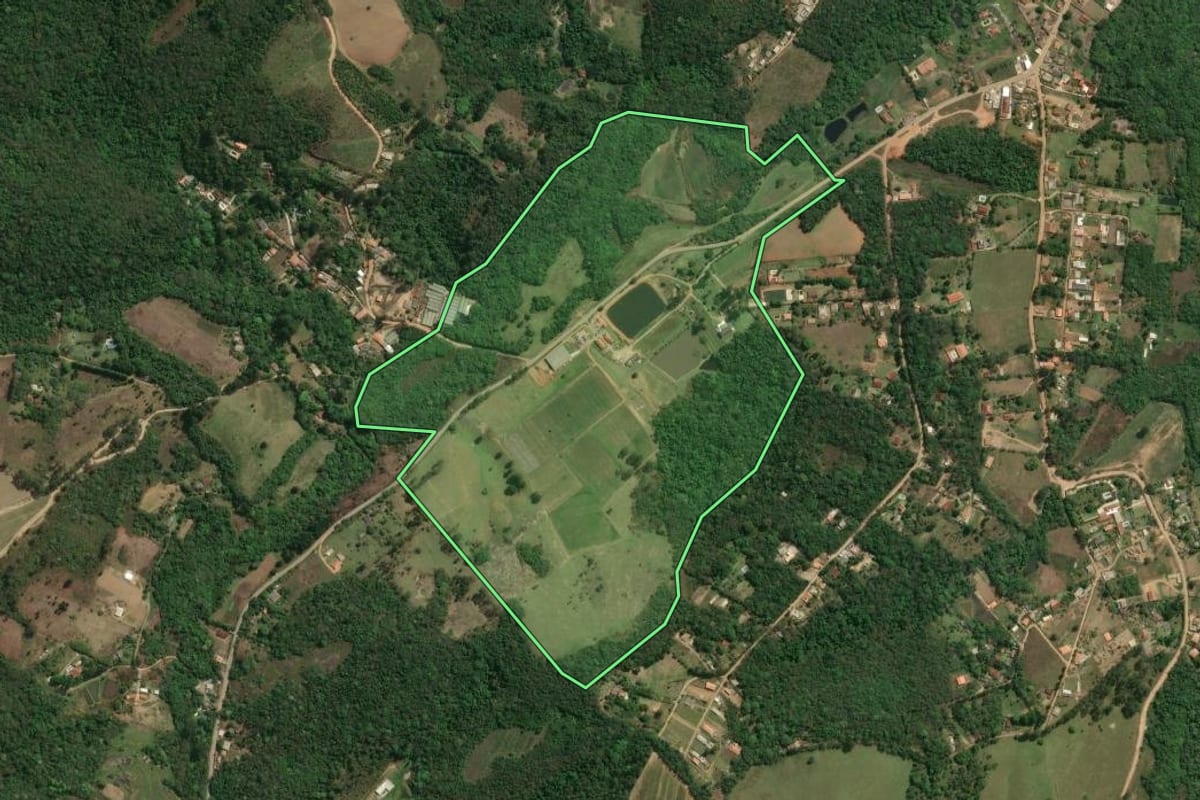 Imagem de satélite do imóvel rural em Ibiúna (SP), com o contorno declarado no CAR desenhado por cima.