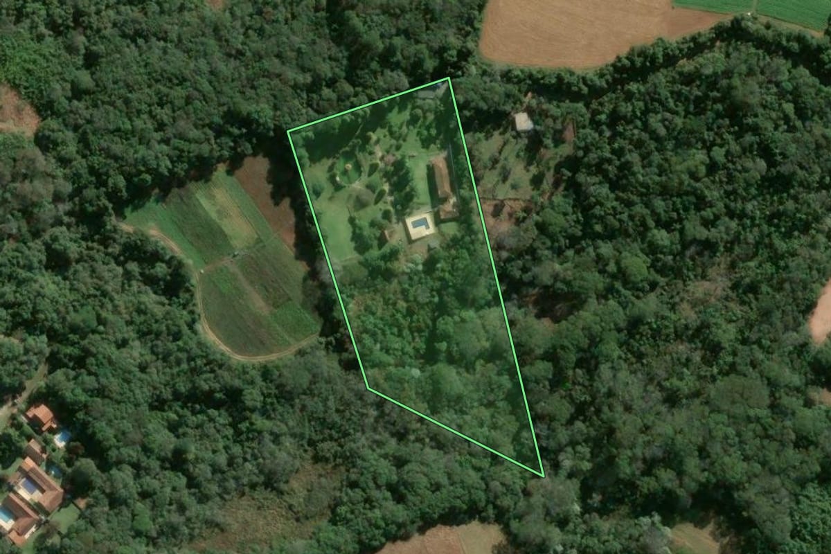 Imagem de satélite do imóvel rural em Ibiúna (SP), com o contorno declarado no CAR desenhado por cima.
