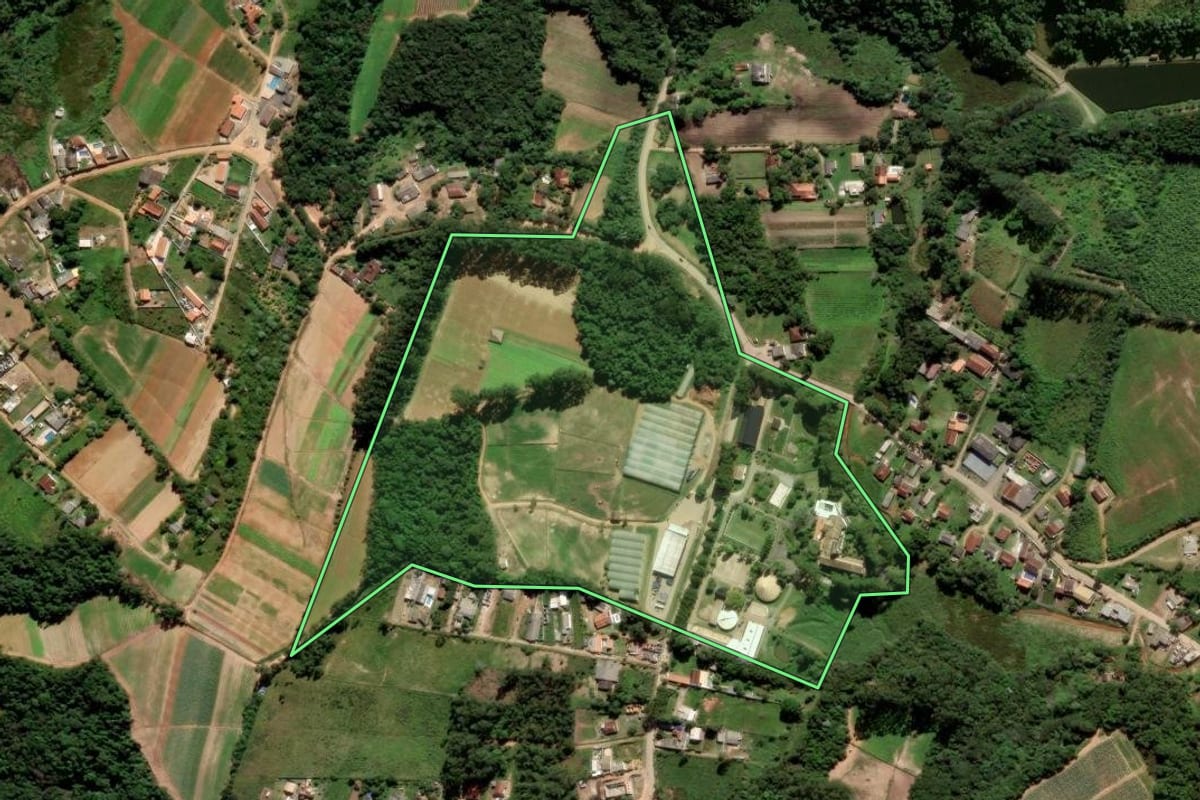 Imagem de satélite do imóvel rural em Ibiúna (SP), com o contorno declarado no CAR desenhado por cima.