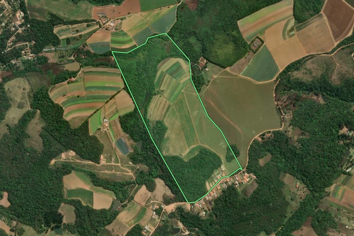 Imagem de satélite do imóvel rural em Ibiúna (SP), com o contorno declarado no CAR desenhado por cima.
