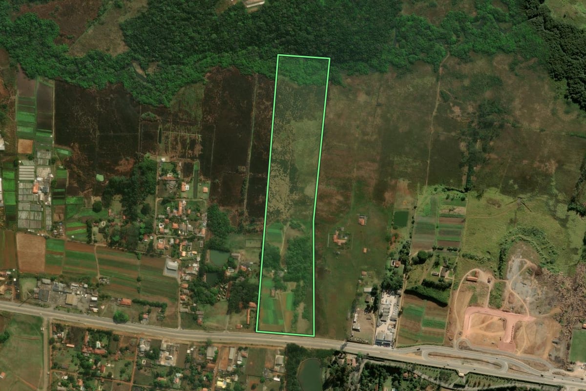 Imagem de satélite do imóvel rural em Ibiúna (SP), com o contorno declarado no CAR desenhado por cima.