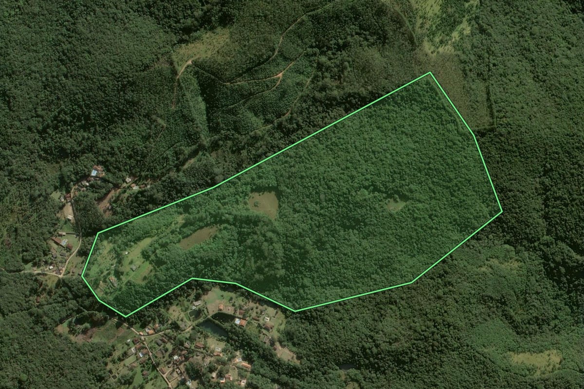 Imagem de satélite do imóvel rural em Ibiúna (SP), com o contorno declarado no CAR desenhado por cima.