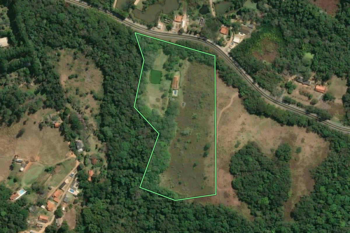 Imagem de satélite do imóvel rural em Ibiúna (SP), com o contorno declarado no CAR desenhado por cima.