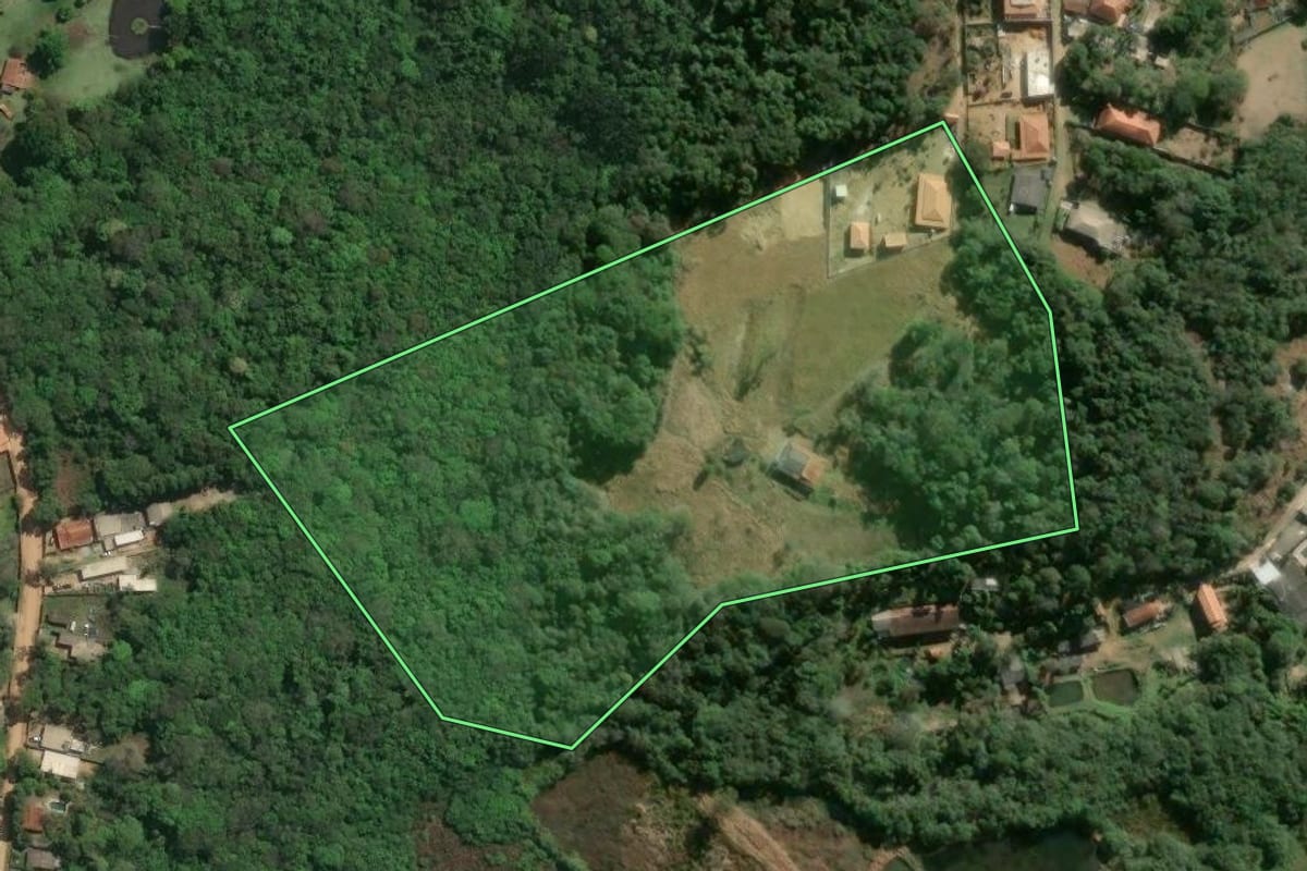Imagem de satélite do imóvel rural em Ibiúna (SP), com o contorno declarado no CAR desenhado por cima.