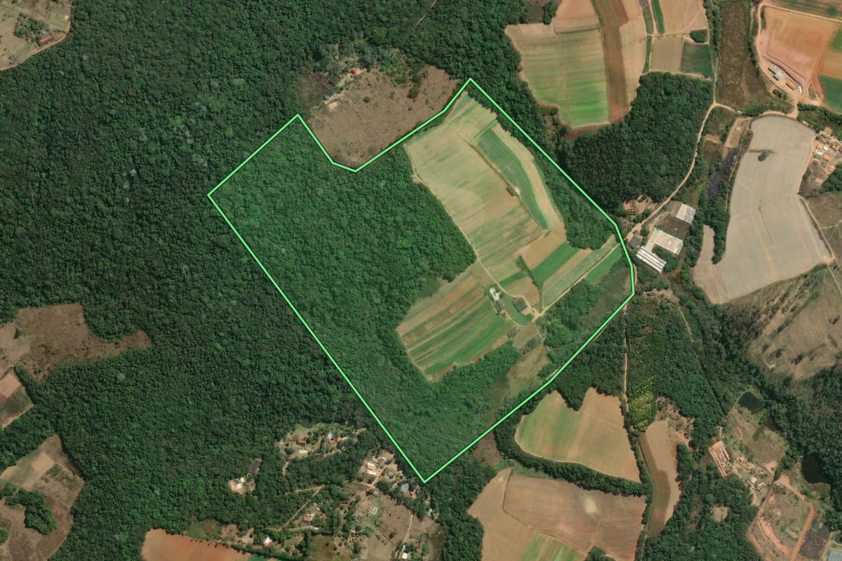 Imagem de satélite do imóvel rural em Ibiúna (SP), com o contorno declarado no CAR desenhado por cima.