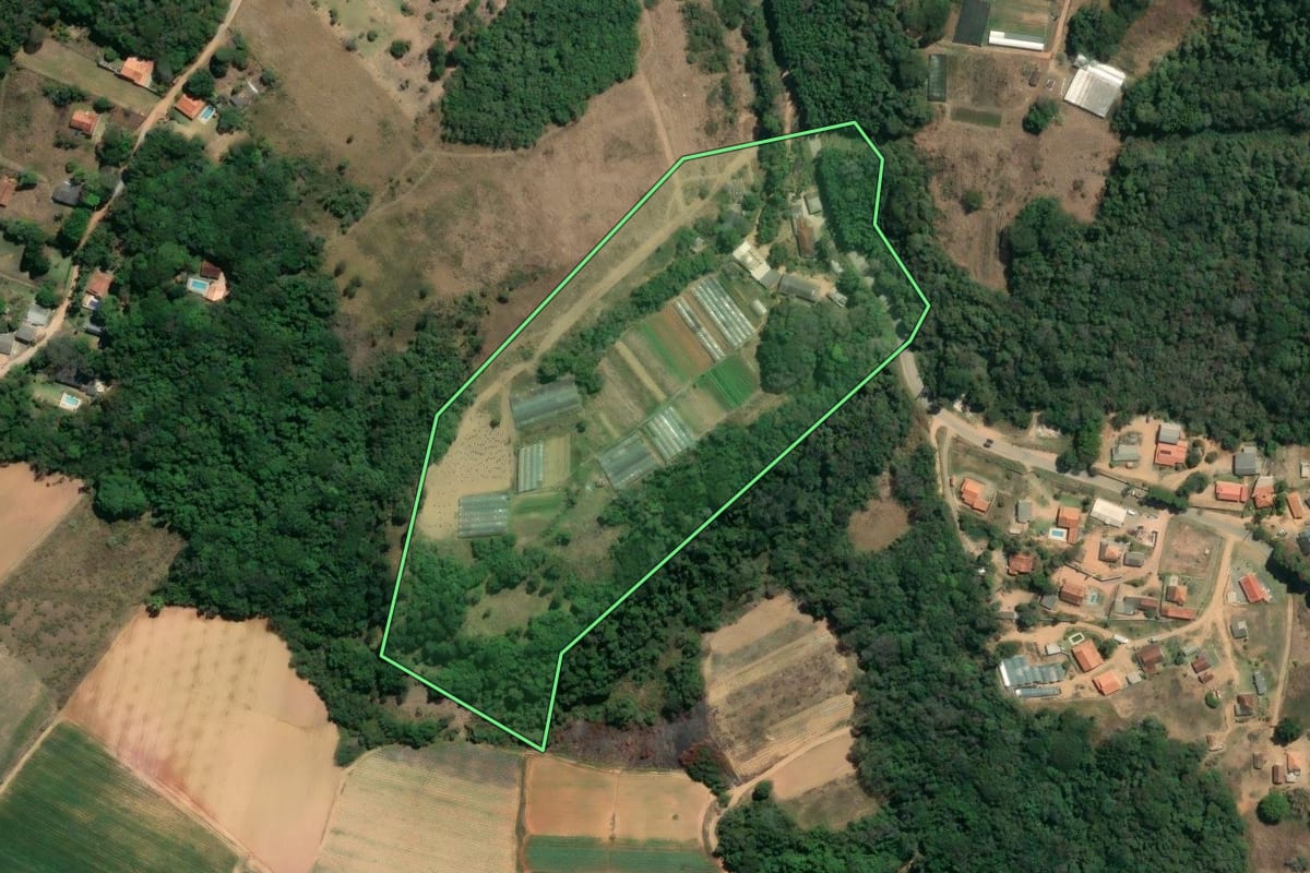 Imagem de satélite do imóvel rural em Ibiúna (SP), com o contorno declarado no CAR desenhado por cima.