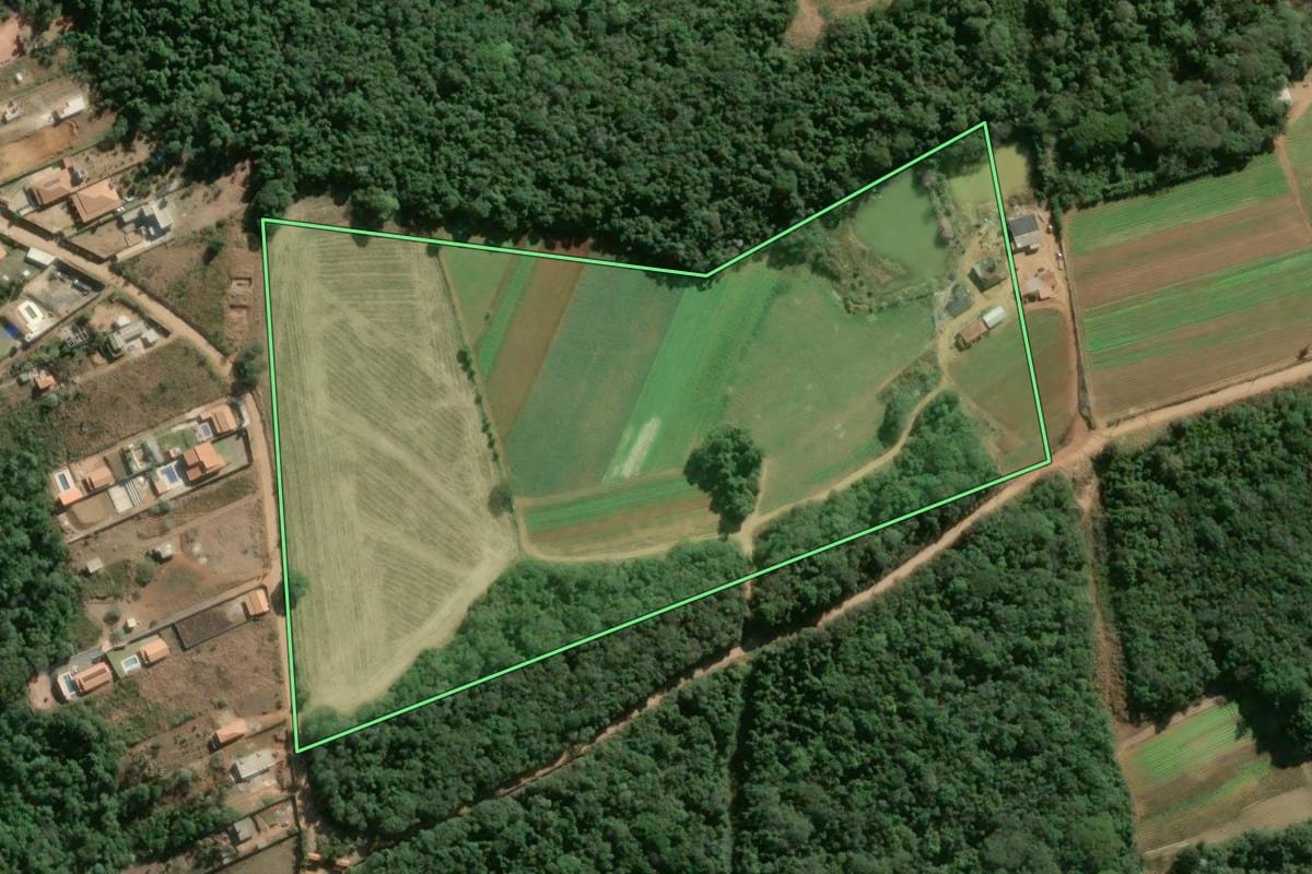 Imagem de satélite do imóvel rural em Ibiúna (SP), com o contorno declarado no CAR desenhado por cima.