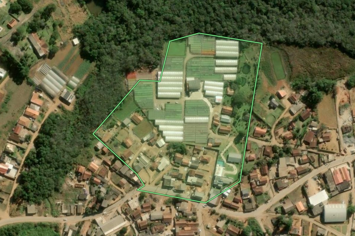 Imagem de satélite do imóvel rural em Ibiúna (SP), com o contorno declarado no CAR desenhado por cima.
