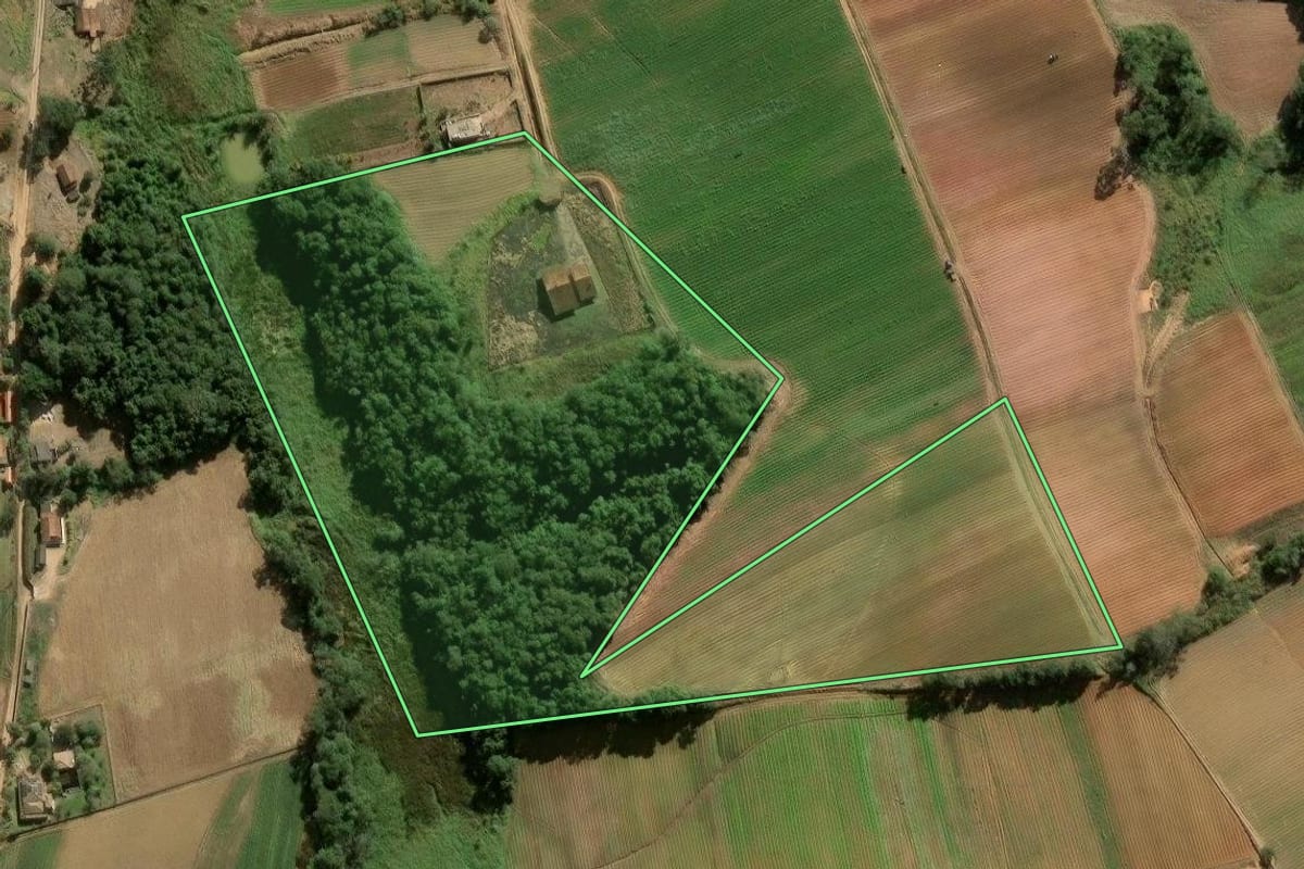 Imagem de satélite do imóvel rural em Ibiúna (SP), com o contorno declarado no CAR desenhado por cima.