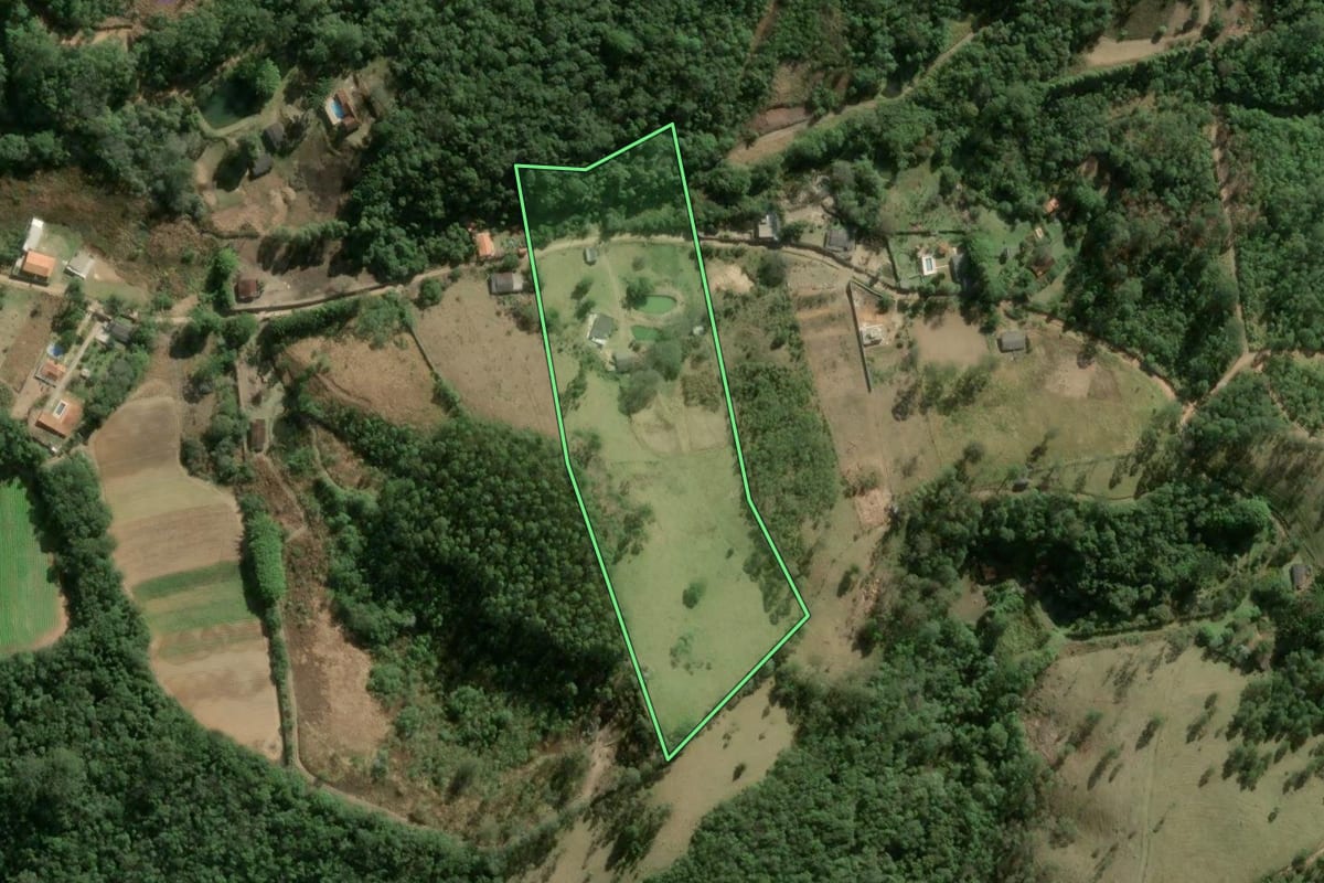 Imagem de satélite do imóvel rural em Ibiúna (SP), com o contorno declarado no CAR desenhado por cima.