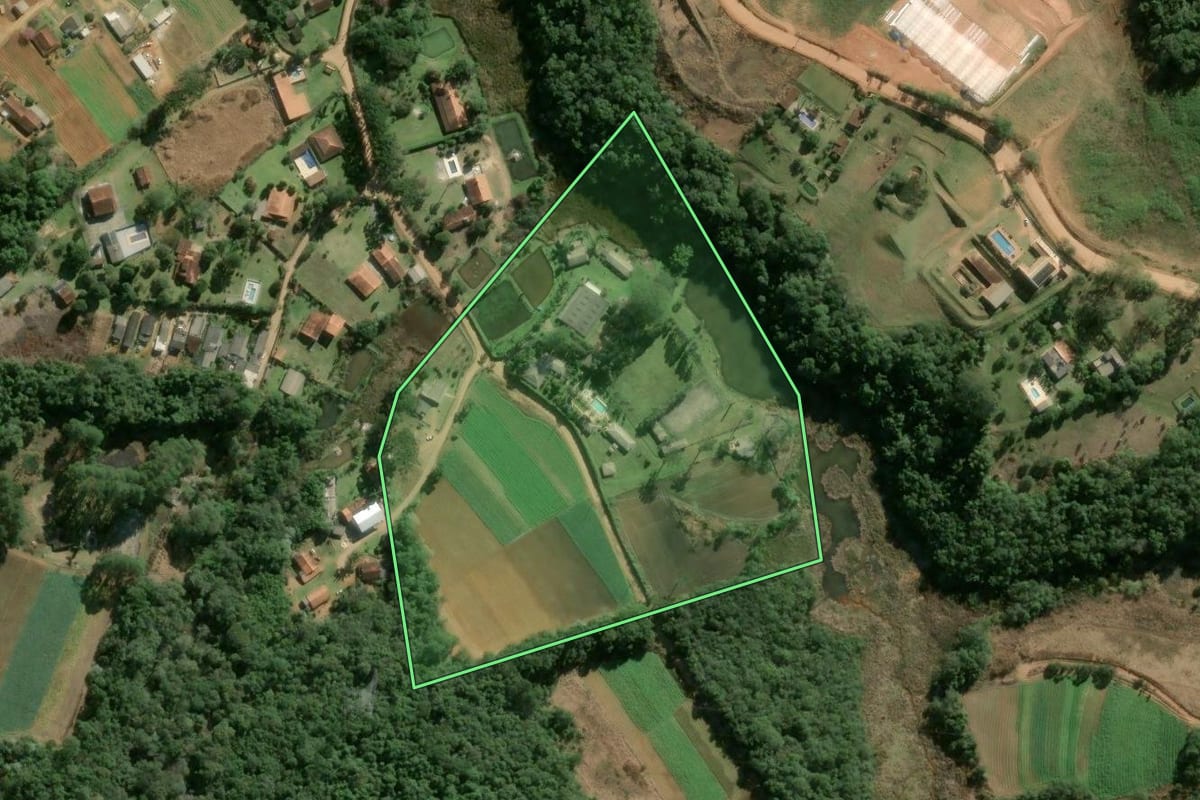 Imagem de satélite do imóvel rural em Ibiúna (SP), com o contorno declarado no CAR desenhado por cima.