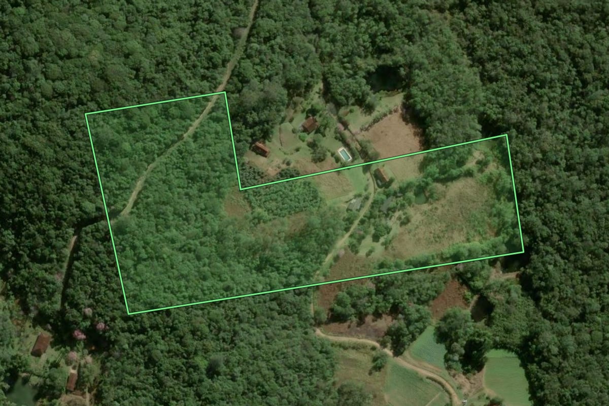 Imagem de satélite do imóvel rural em Ibiúna (SP), com o contorno declarado no CAR desenhado por cima.