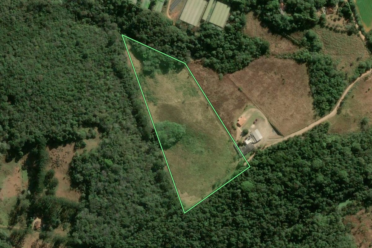 Imagem de satélite do imóvel rural em Ibiúna (SP), com o contorno declarado no CAR desenhado por cima.