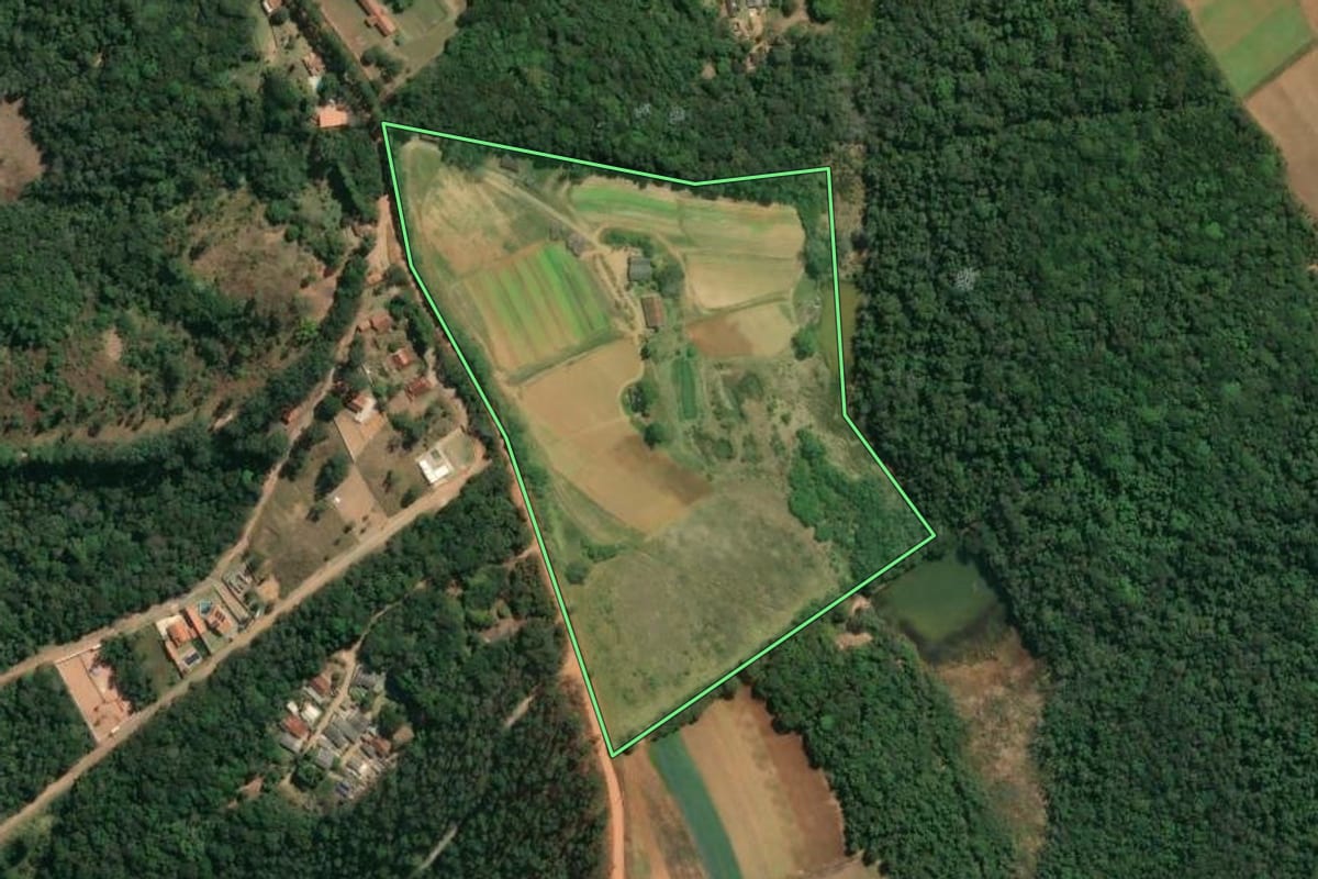 Imagem de satélite do imóvel rural em Ibiúna (SP), com o contorno declarado no CAR desenhado por cima.