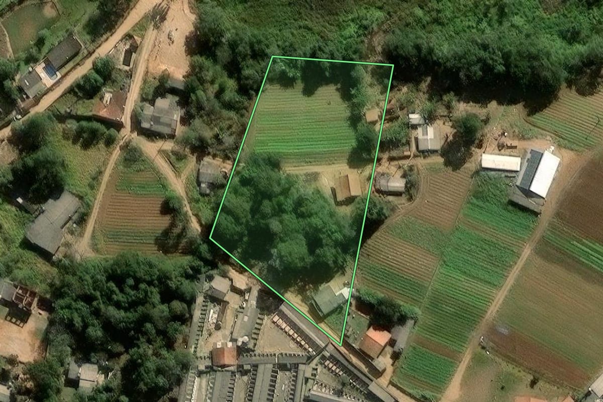 Imagem de satélite do imóvel rural em Ibiúna (SP), com o contorno declarado no CAR desenhado por cima.