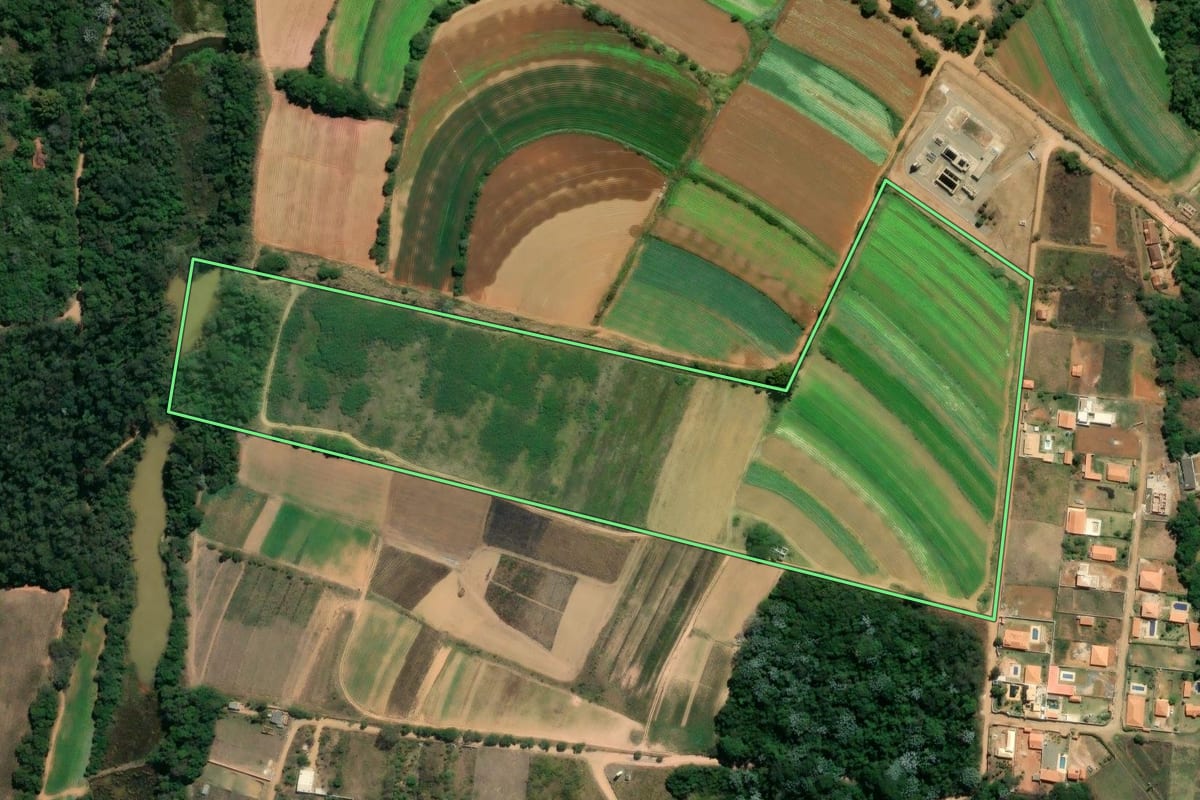 Imagem de satélite do imóvel rural em Ibiúna (SP), com o contorno declarado no CAR desenhado por cima.