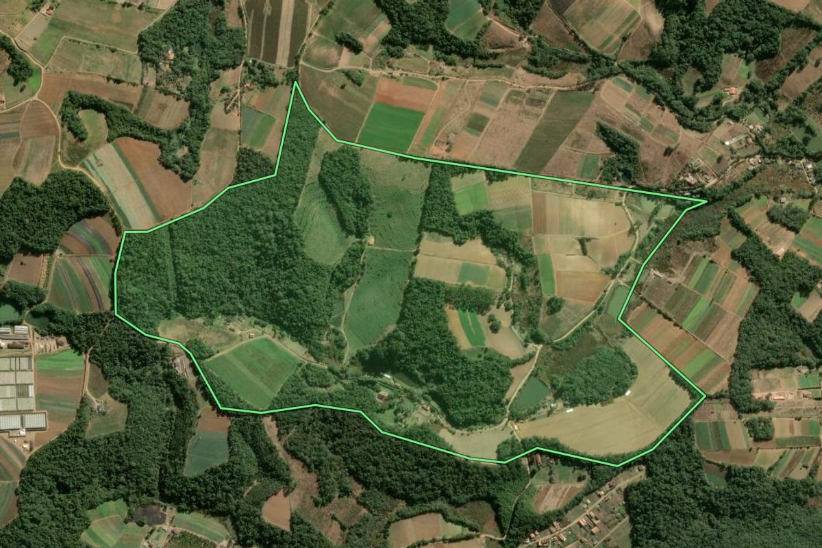 Imagem de satélite do imóvel rural em Ibiúna (SP), com o contorno declarado no CAR desenhado por cima.