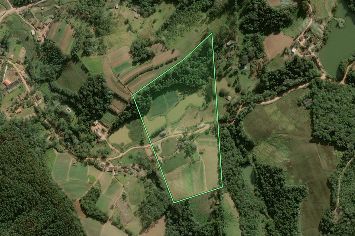 Imagem de satélite do imóvel rural em Ibiúna (SP), com o contorno declarado no CAR desenhado por cima.
