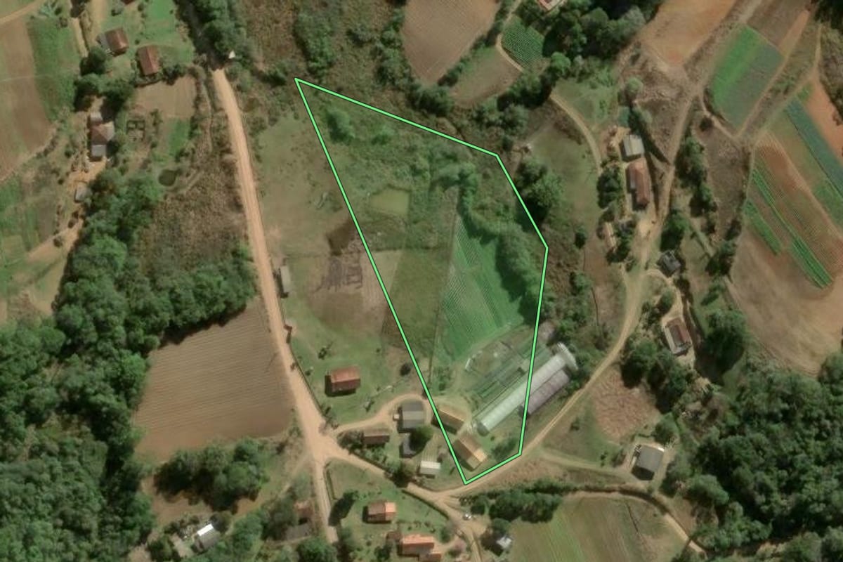 Imagem de satélite do imóvel rural em Ibiúna (SP), com o contorno declarado no CAR desenhado por cima.