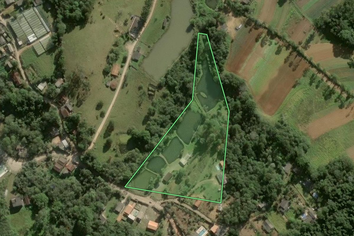 Imagem de satélite do imóvel rural em Ibiúna (SP), com o contorno declarado no CAR desenhado por cima.
