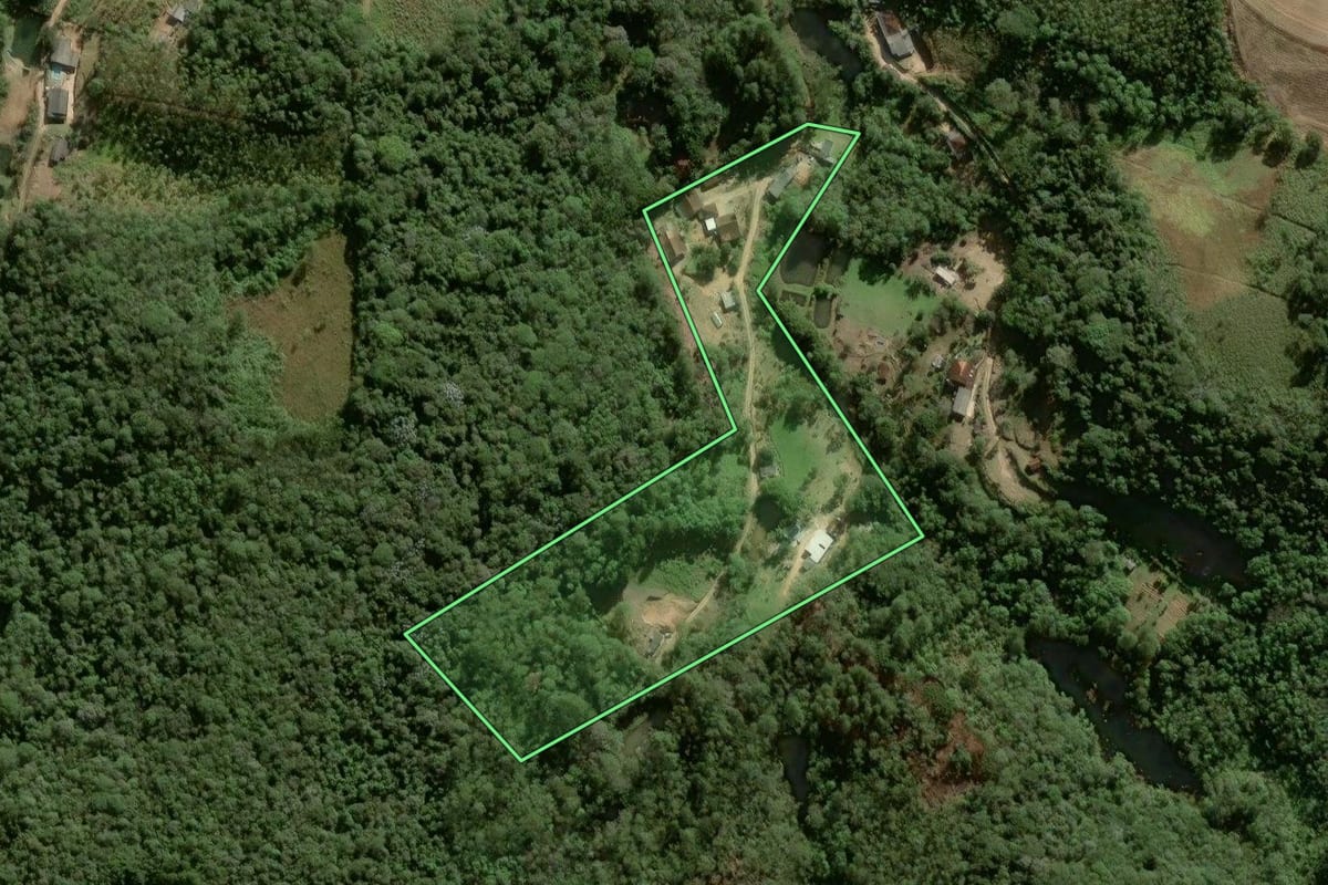 Imagem de satélite do imóvel rural em Ibiúna (SP), com o contorno declarado no CAR desenhado por cima.