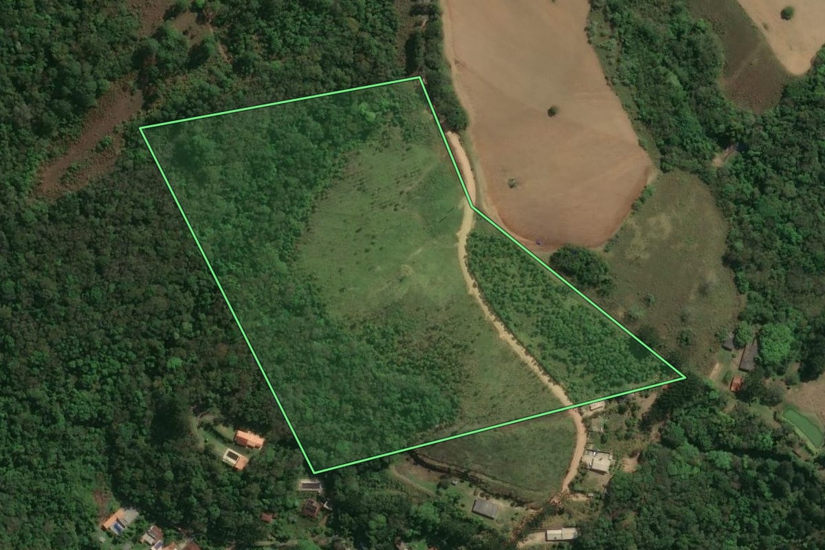 Imagem de satélite do imóvel rural em Ibiúna (SP), com o contorno declarado no CAR desenhado por cima.