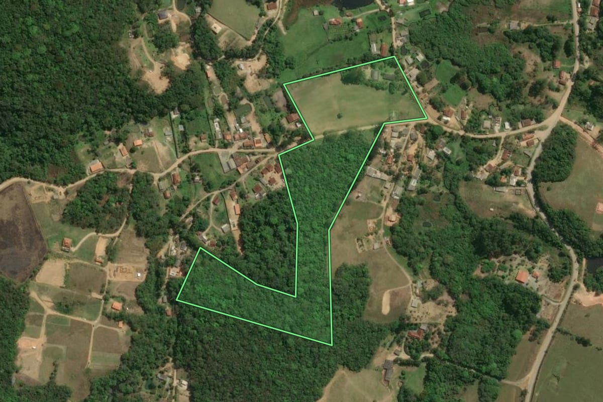 Imagem de satélite do imóvel rural em Ibiúna (SP), com o contorno declarado no CAR desenhado por cima.
