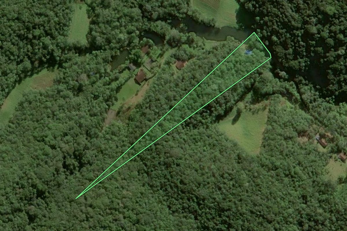 Imagem de satélite do imóvel rural em Ibiúna (SP), com o contorno declarado no CAR desenhado por cima.