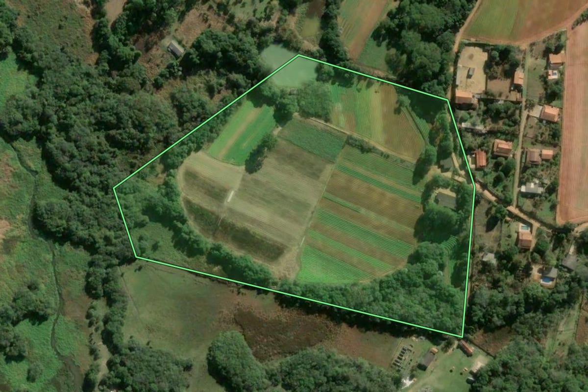 Imagem de satélite do imóvel rural em Ibiúna (SP), com o contorno declarado no CAR desenhado por cima.