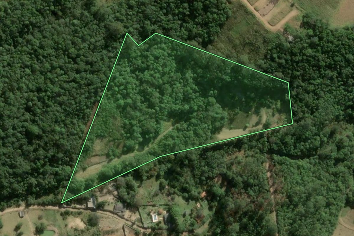 Imagem de satélite do imóvel rural em Ibiúna (SP), com o contorno declarado no CAR desenhado por cima.