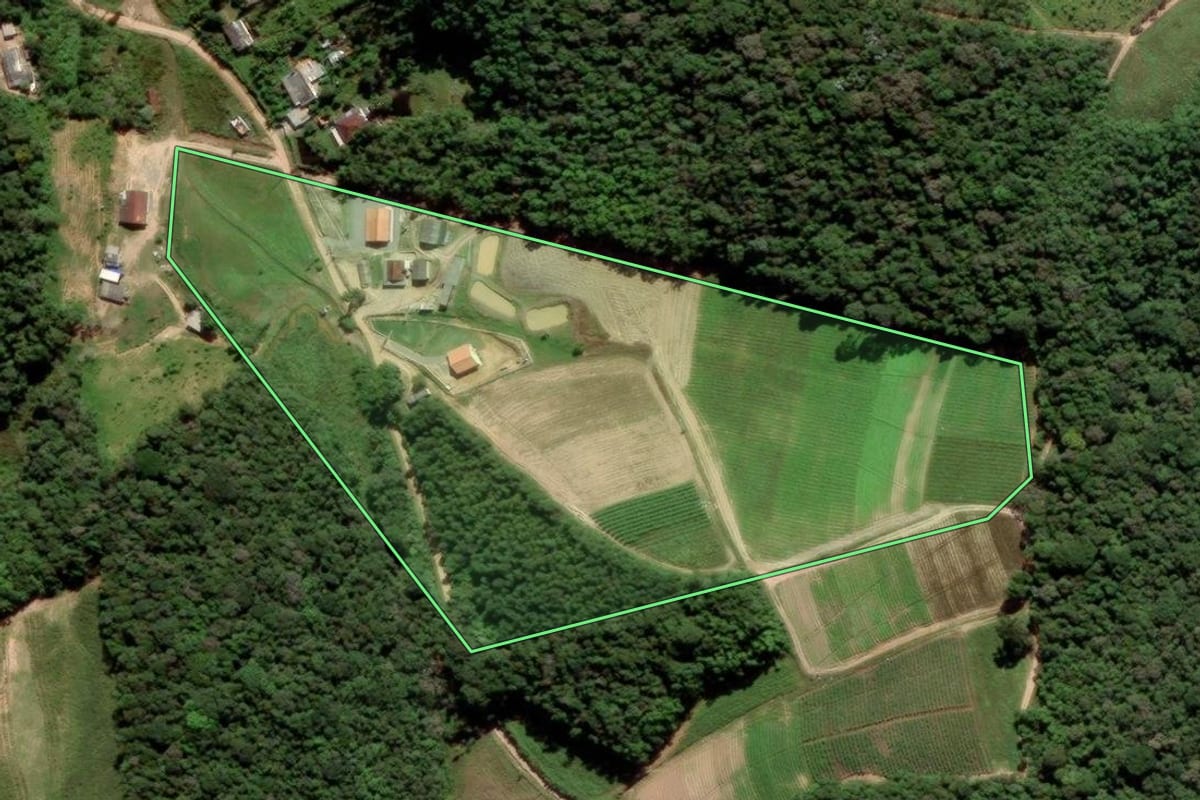 Imagem de satélite do imóvel rural em Ibiúna (SP), com o contorno declarado no CAR desenhado por cima.