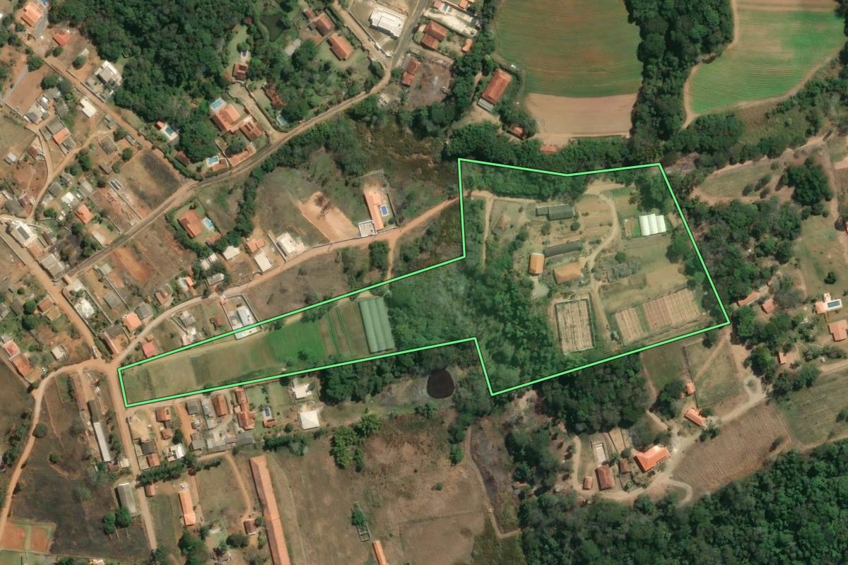 Imagem de satélite do imóvel rural em Ibiúna (SP), com o contorno declarado no CAR desenhado por cima.