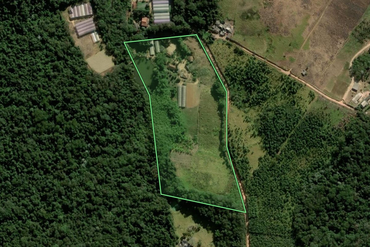 Imagem de satélite do imóvel rural em Ibiúna (SP), com o contorno declarado no CAR desenhado por cima.