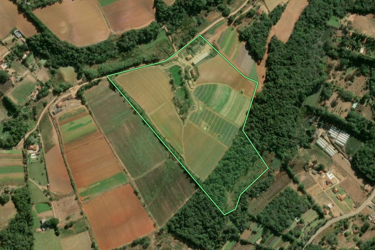 Imagem de satélite do imóvel rural em Ibiúna (SP), com o contorno declarado no CAR desenhado por cima.