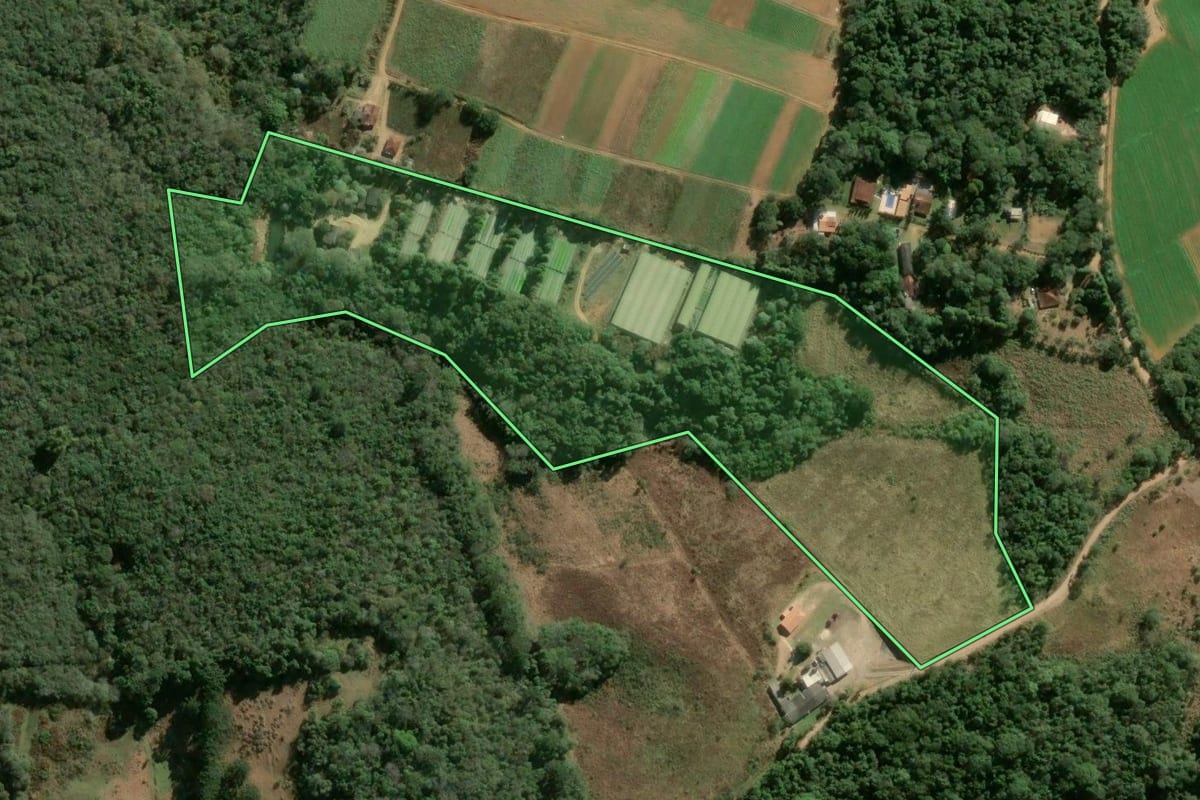 Imagem de satélite do imóvel rural em Ibiúna (SP), com o contorno declarado no CAR desenhado por cima.