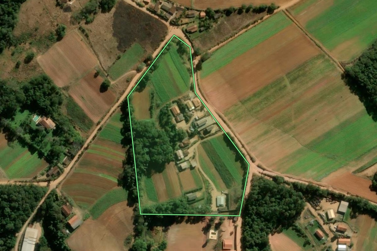 Imagem de satélite do imóvel rural em Ibiúna (SP), com o contorno declarado no CAR desenhado por cima.