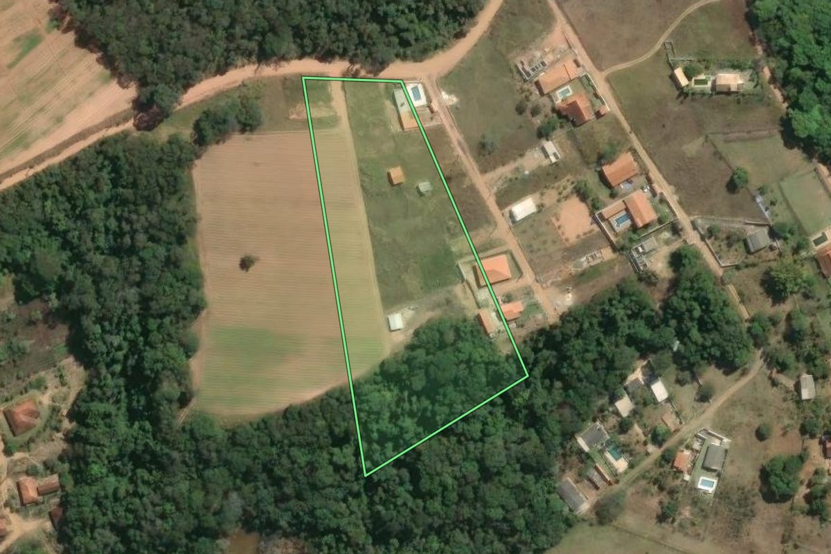 Imagem de satélite do imóvel rural em Ibiúna (SP), com o contorno declarado no CAR desenhado por cima.