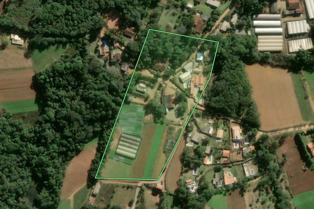 Imagem de satélite do imóvel rural em Ibiúna (SP), com o contorno declarado no CAR desenhado por cima.