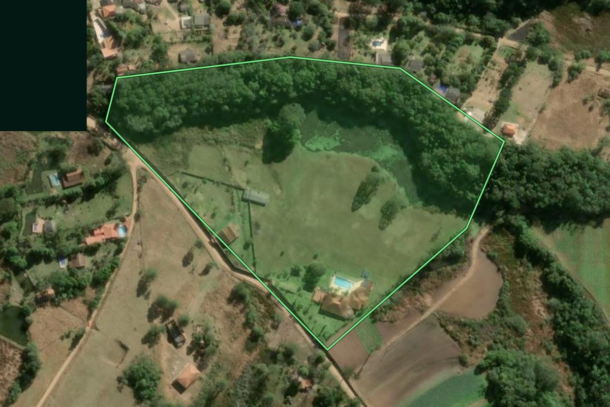 Imagem de satélite do imóvel rural em Ibiúna (SP), com o contorno declarado no CAR desenhado por cima.
