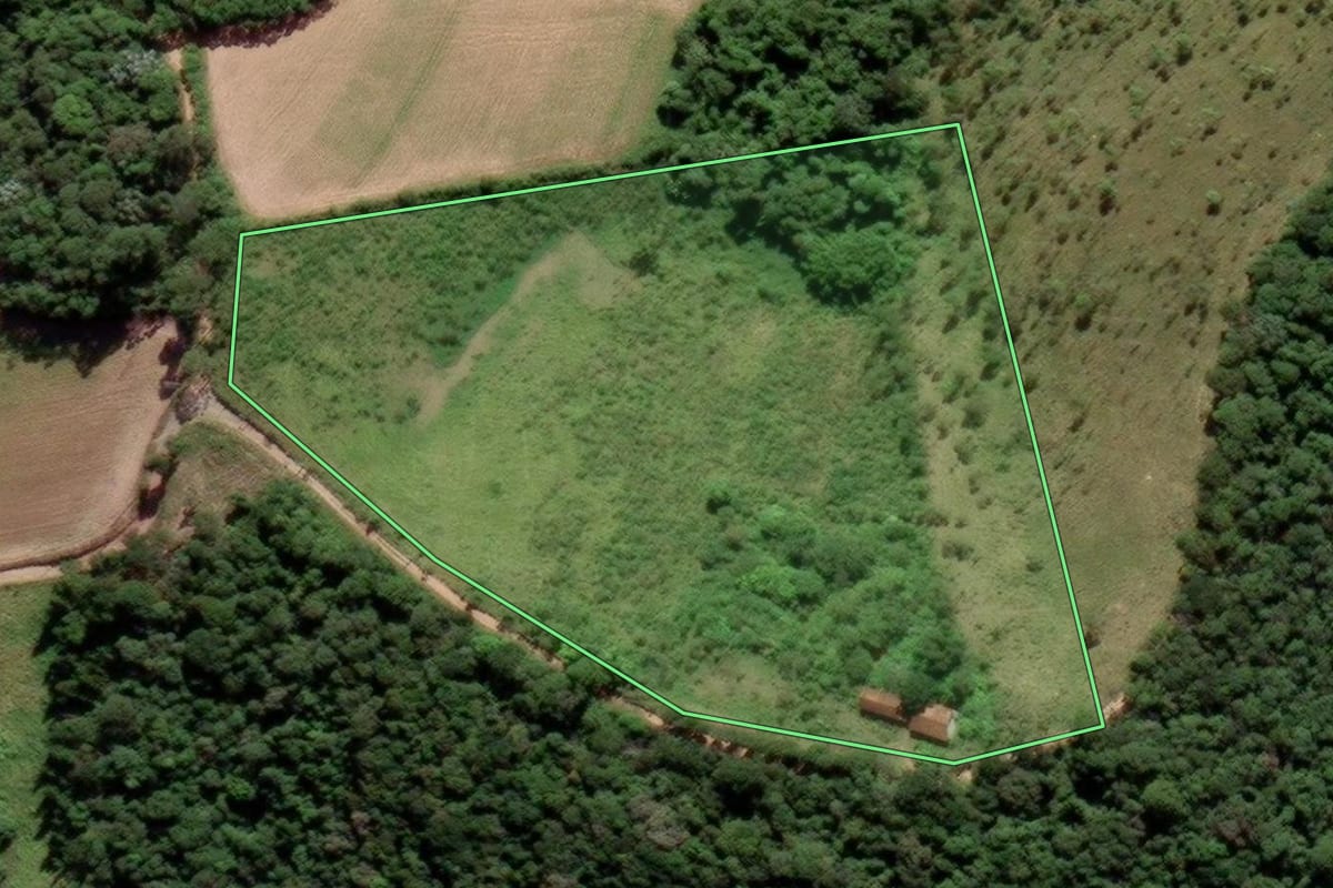 Imagem de satélite do imóvel rural em Ibiúna (SP), com o contorno declarado no CAR desenhado por cima.