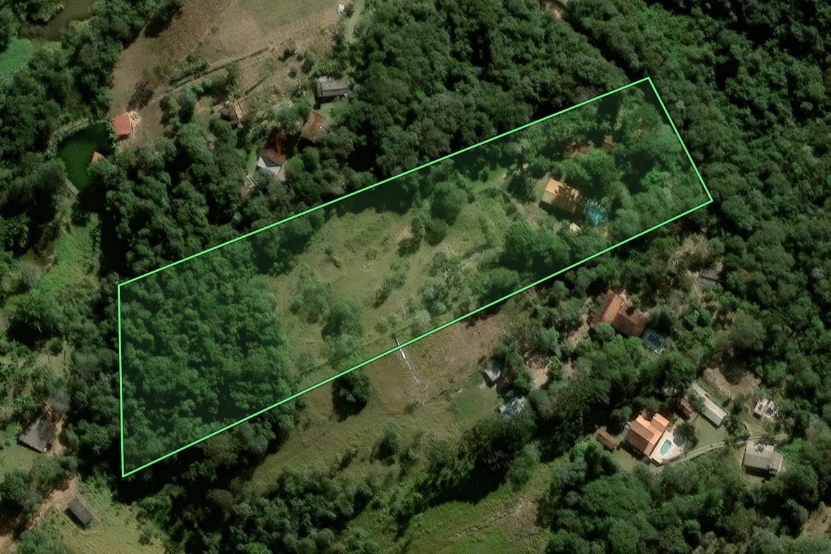 Imagem de satélite do imóvel rural em Ibiúna (SP), com o contorno declarado no CAR desenhado por cima.