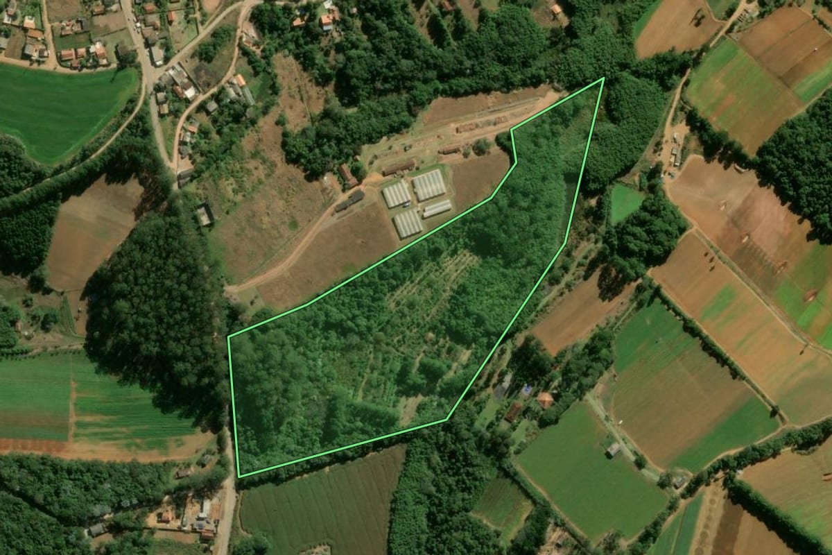 Imagem de satélite do imóvel rural em Ibiúna (SP), com o contorno declarado no CAR desenhado por cima.