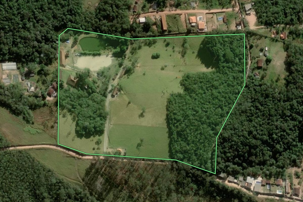 Imagem de satélite do imóvel rural em Ibiúna (SP), com o contorno declarado no CAR desenhado por cima.