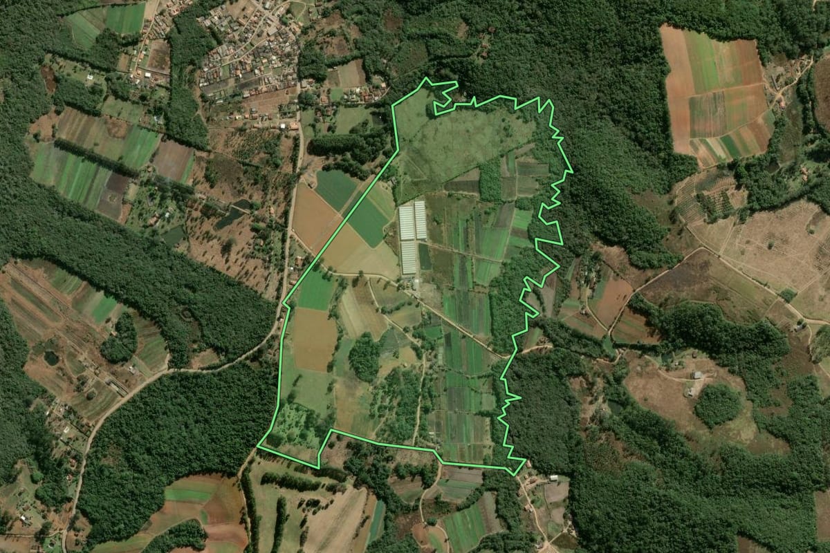 Imagem de satélite do imóvel rural em Ibiúna (SP), com o contorno declarado no CAR desenhado por cima.