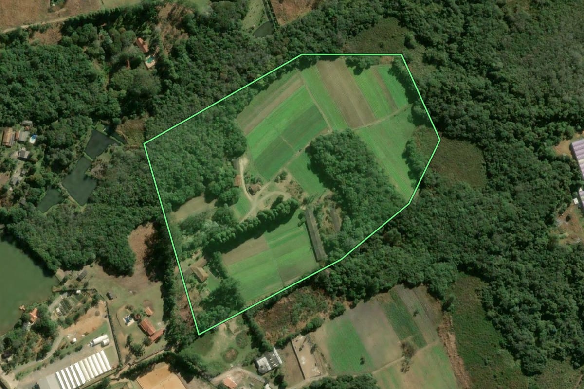 Imagem de satélite do imóvel rural em Ibiúna (SP), com o contorno declarado no CAR desenhado por cima.