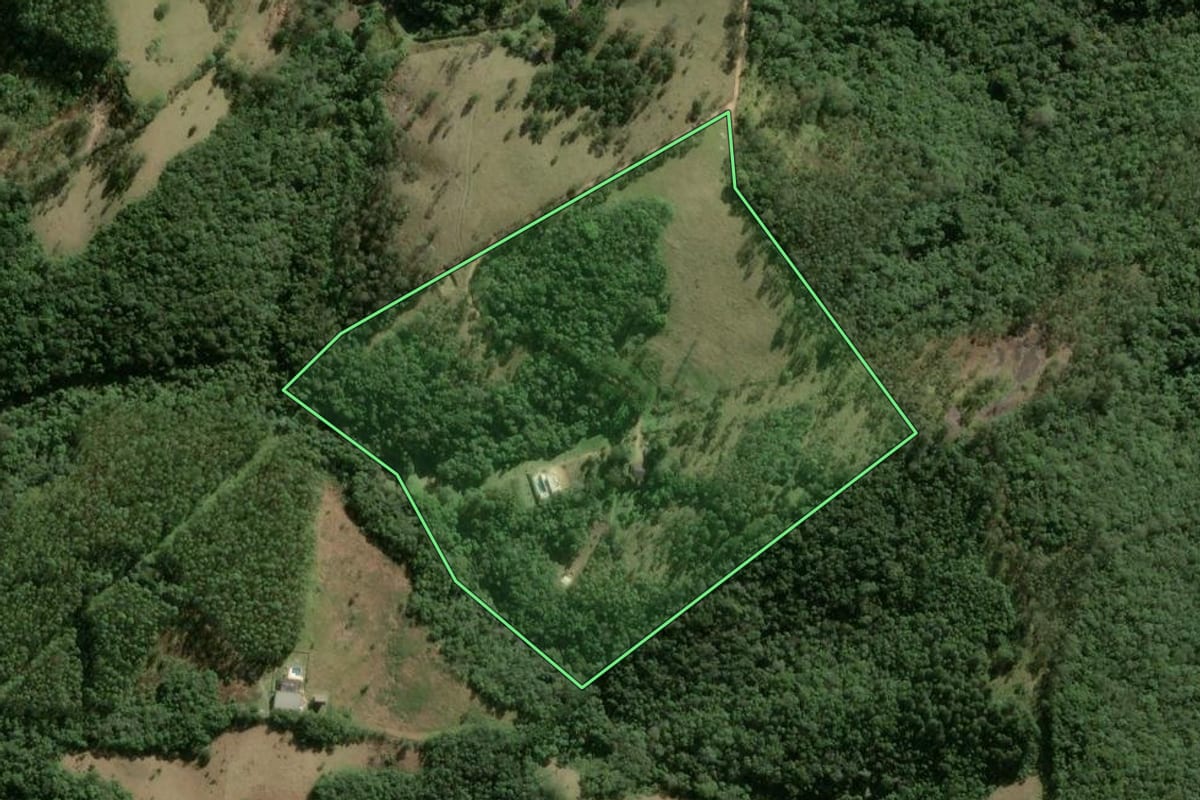 Imagem de satélite do imóvel rural em Ibiúna (SP), com o contorno declarado no CAR desenhado por cima.